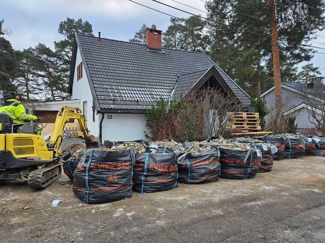 Fylte KvikkBag avfallssekker klare for henting utenfor en enebolig
