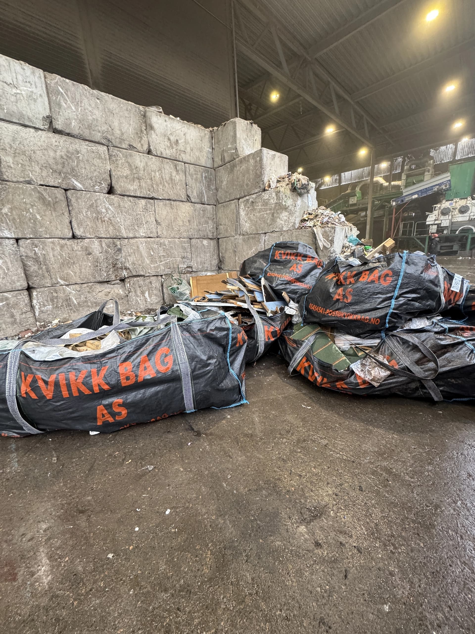 KvikkBag avfallssekk tømmes for miljøvennlig avfallshåndtering på mottak i Sandefjord - bestill avfallssekker og big bags online med enkel henting i hele Vestfold