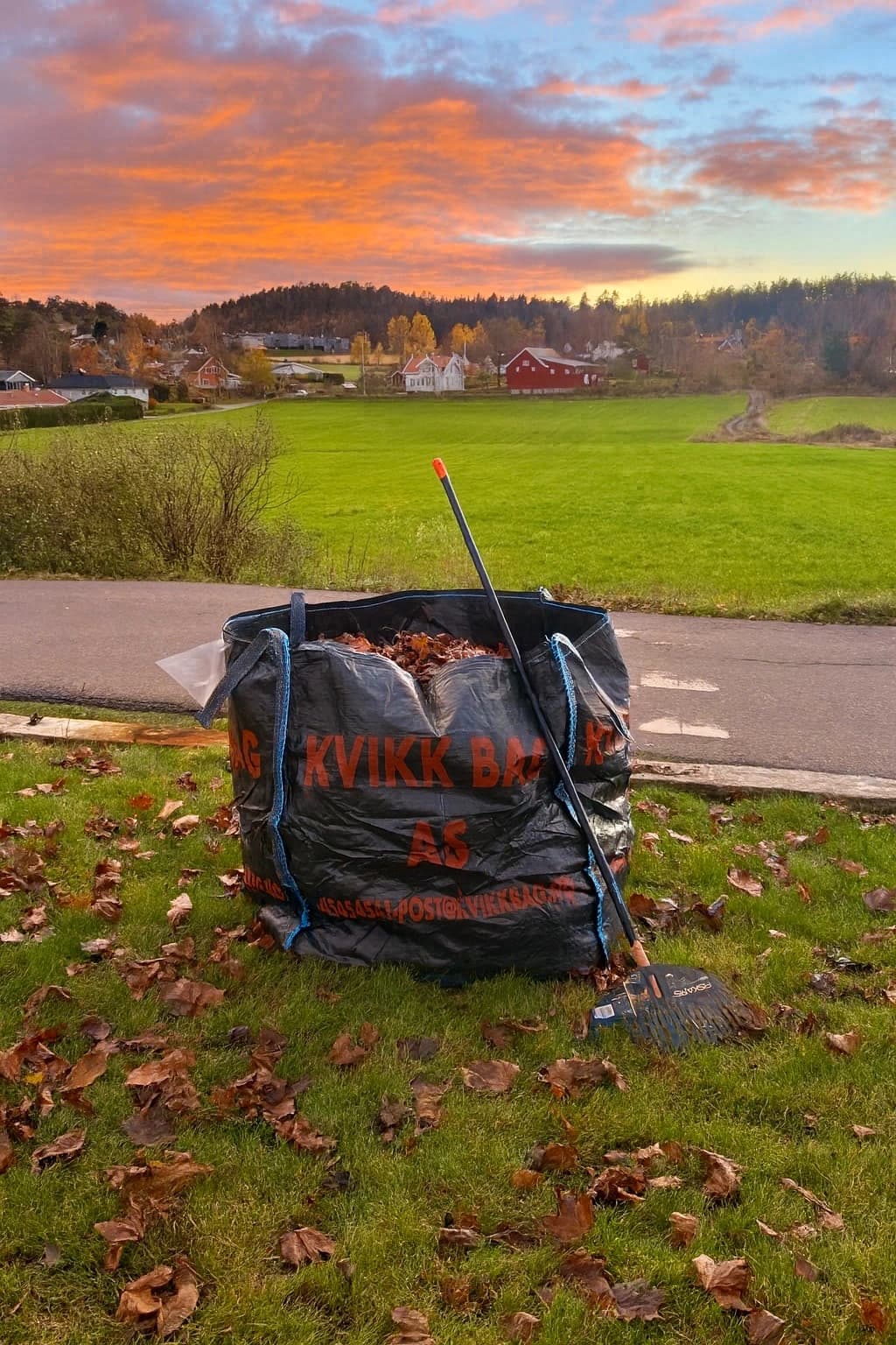 KvikkBag avfallssekk brukt til hageavfall og vårrydding. Våre big bags på 1 kubikk er perfekte avfallssekker for hageprosjekter og rommer opptil 1000 kg hageavfall