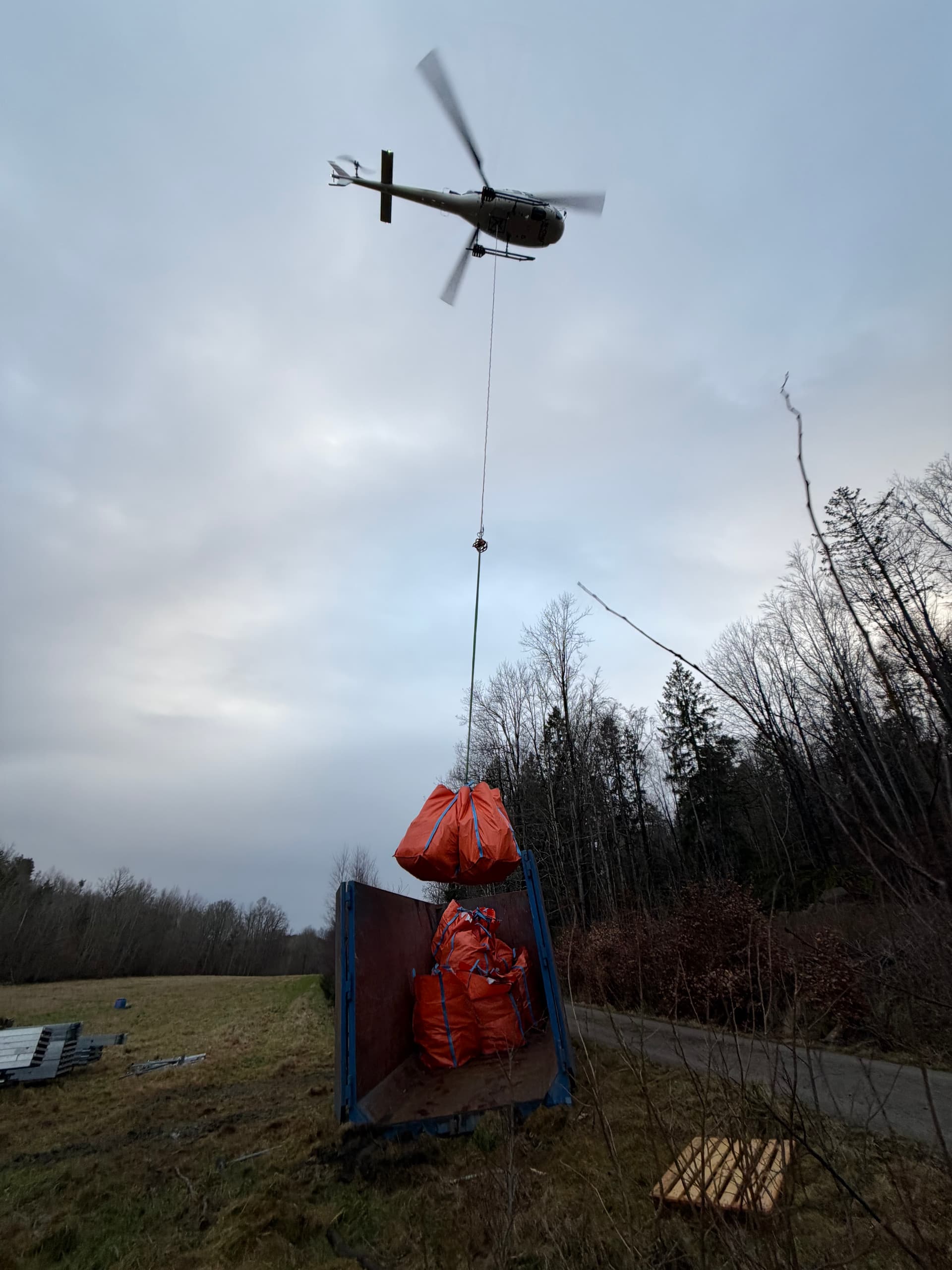 KvikkBag avfallssekk på 1 kubikk løftes med helikopter for henting på Nøtterøy i Vestfold. Perfekt big bag løsning for utilgjengelige områder med avfallssekker som rommer opptil 1000 kg