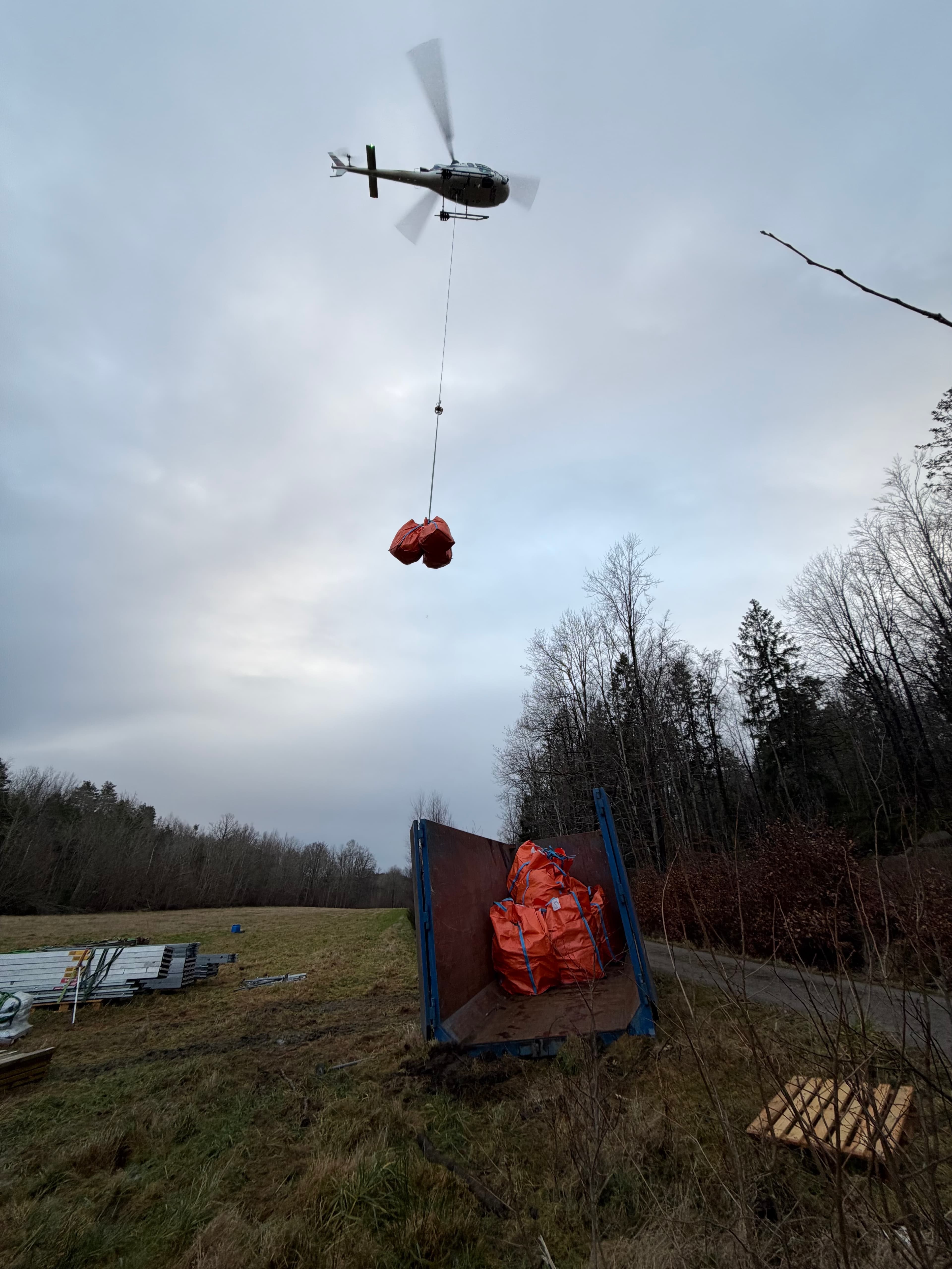 Helikopter henter KvikkBag big bag storsekk på 3 kubikk fra utilgjengelig område på Nøtterøy. Våre store avfallssekker rommer opptil 3000 kg og er ideelle for større prosjekter