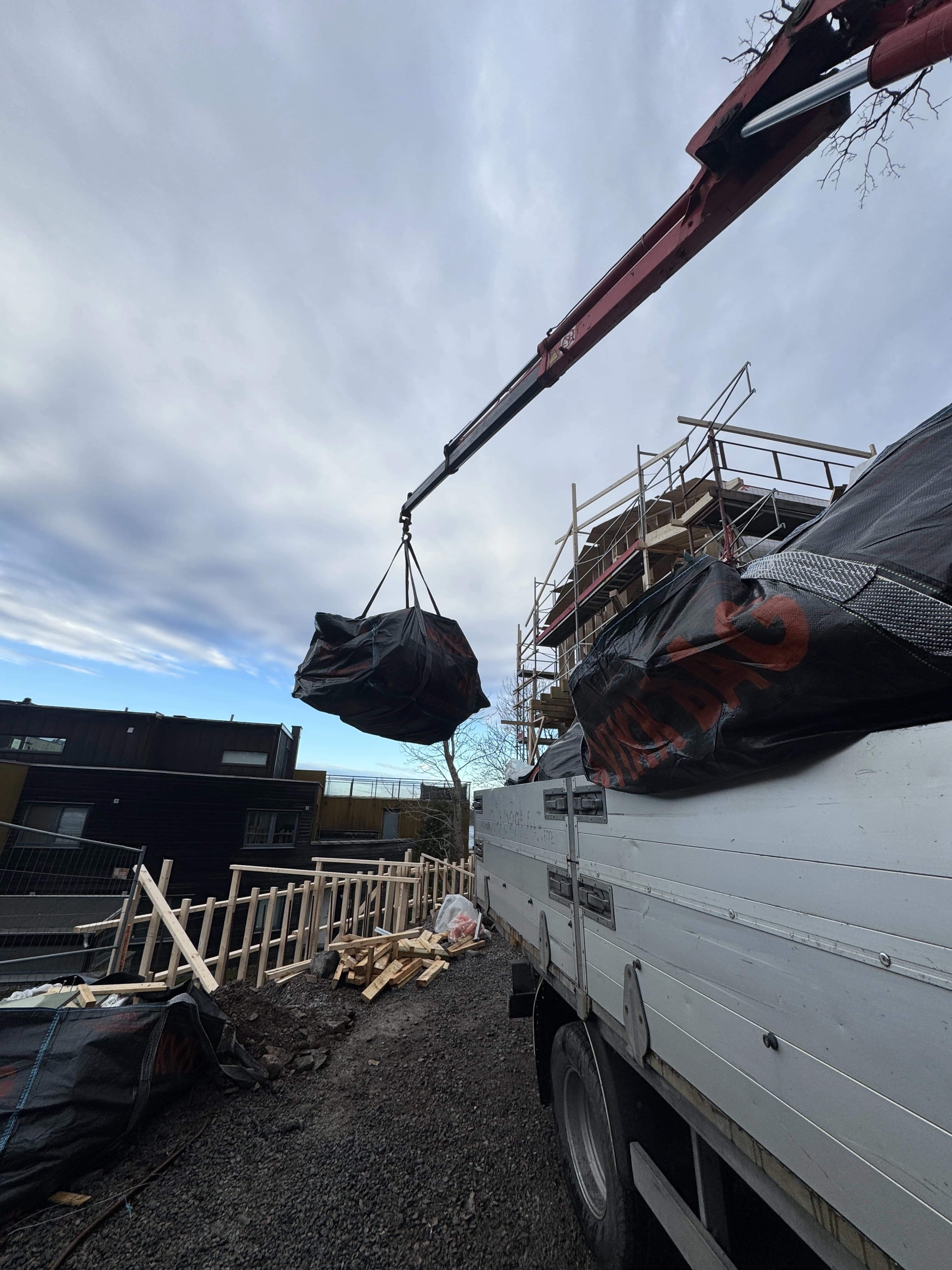 Profesjonell henting av KvikkBag avfallssekk med kran i Vestfold. Våre big bags og avfallssekker på 1-3 kubikk hentes enkelt med lastebil eller kran